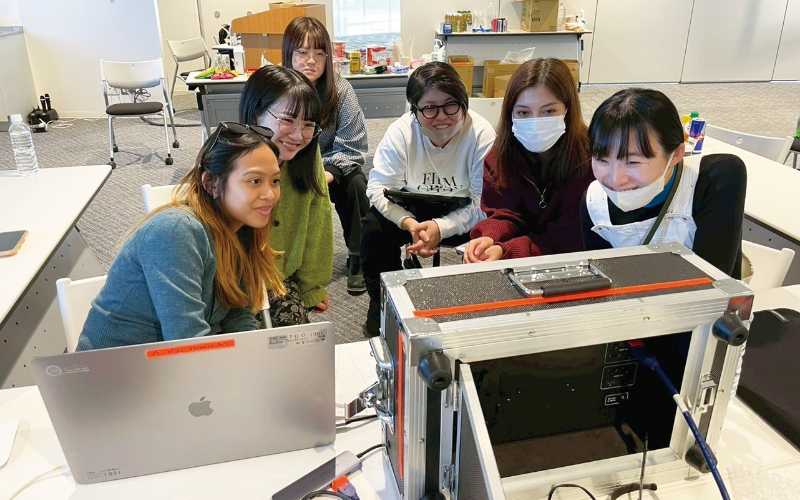 Aチーム：会議室でモニタを使い、編集作業